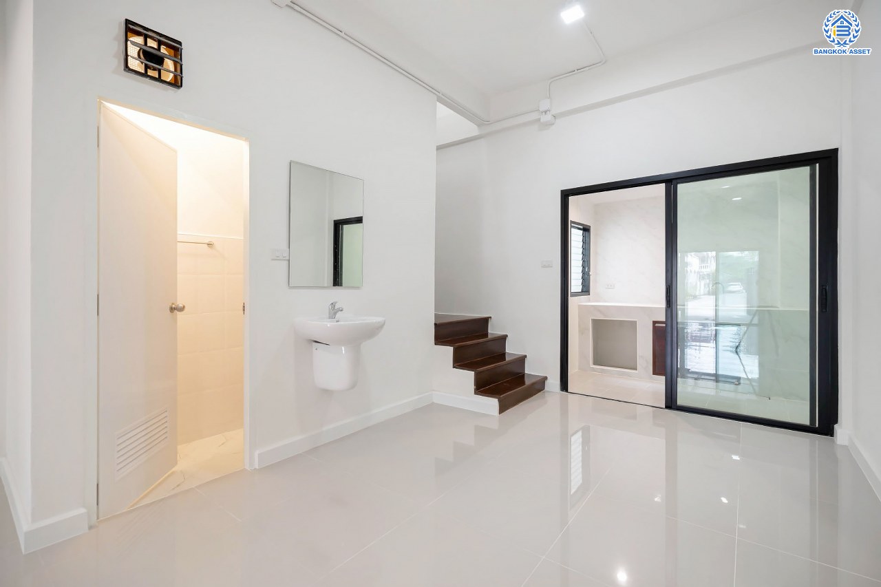 บ้านมือสองตกแต่งใหม่ โครงการ ช.รุ่งเรือง4 กรุงเทพฯ-นนทบุรี พร้อมอยู่ เนื้อที่ 18 ตร.ว. ฟังก์ชัน 2 ห้องนอน 2 ห้องน้ำ จอดรถได้ 1 คัน บนสุดยอดทำเล! เชื่อมถนนพิบูลย์สงคราม, วงศ์สว่าง, นครอินทร์ และติวานนท์ ใกล้จุดขึ้นทางด่วนศรีรัช-วงแหวนรอบนอก และรถไฟฟ้า "สถานีแยกติวานนท์"...